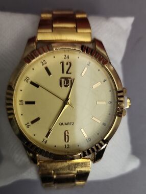 Men's Gold Quartz Wristwatch with Brushed Metal Bracelet